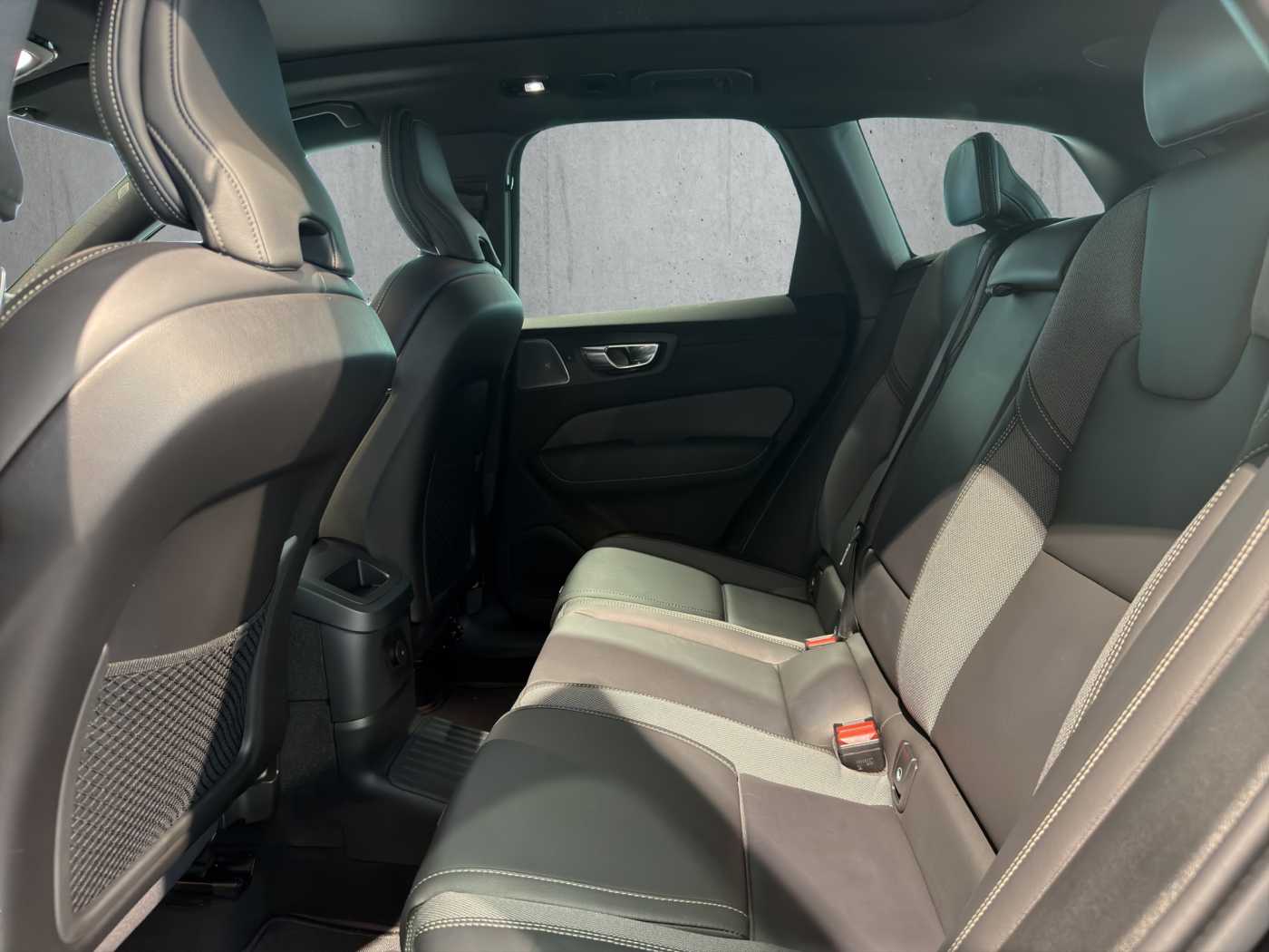 Volvo  XC60 Recharge Ultimate, T8 AWD Plug-in hybrid, Electric/Petrol, Dark